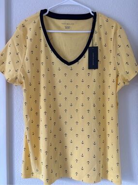 NWT  Sz XXL Tommy Hilfiger Yellow V-Neck Tee with Navy Anchor Print.  Colorful